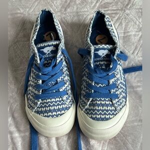 NWOT Rocket Dog Blue & White Patterned women’s Canvas Sneakers